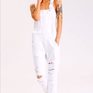 🦋AE white distressed tomgirl overalls